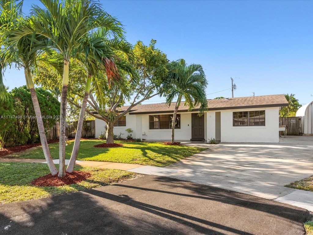 Photo of 8 SW 11th St, Deerfield Beach, FL 33441 (MLS # A11747498)