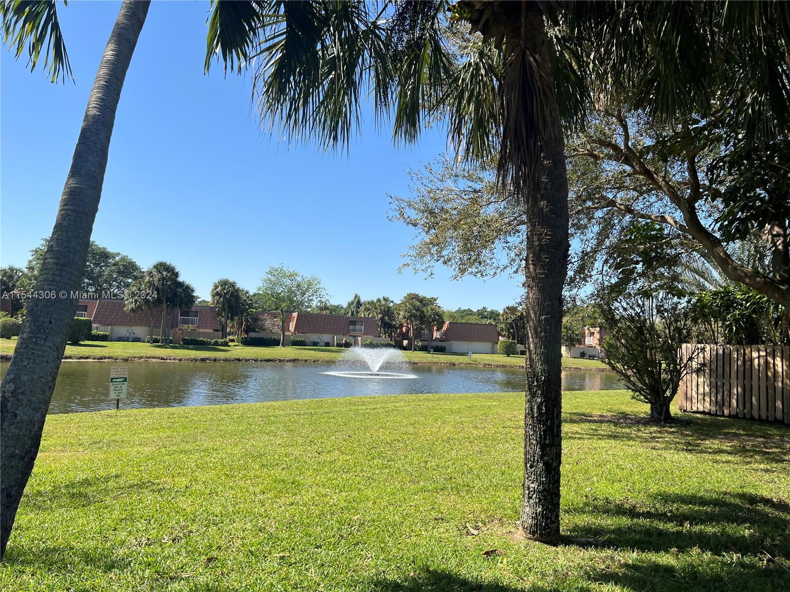 WATERSIDE LUXURY TOWNHOME - Residential