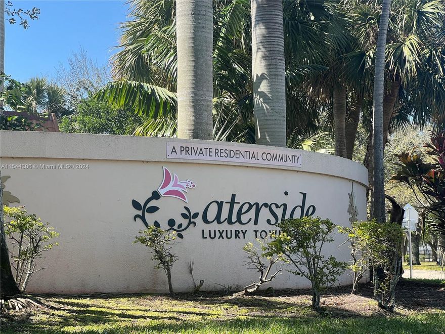 ATTENTION INVESTORS! THIS UNIT IS RENTED AND PRODUCING INCOME! Practical 2-story unit in a great community surrounded by lakes! This townhouse features 2 bedrooms, 2 baths + 1 Half Bath with backyard. Parking. Gym. Excellent location! Great opportunity!