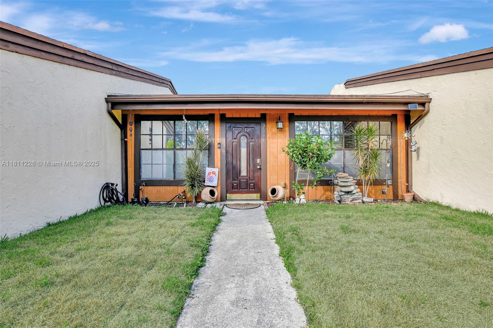 2001 Seagrape Ave
