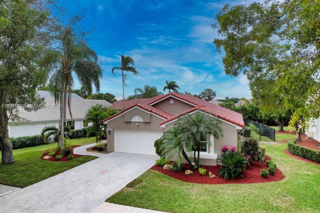 Photo of 814 Heron Rd, Weston, FL 33326 (MLS # A12021190)