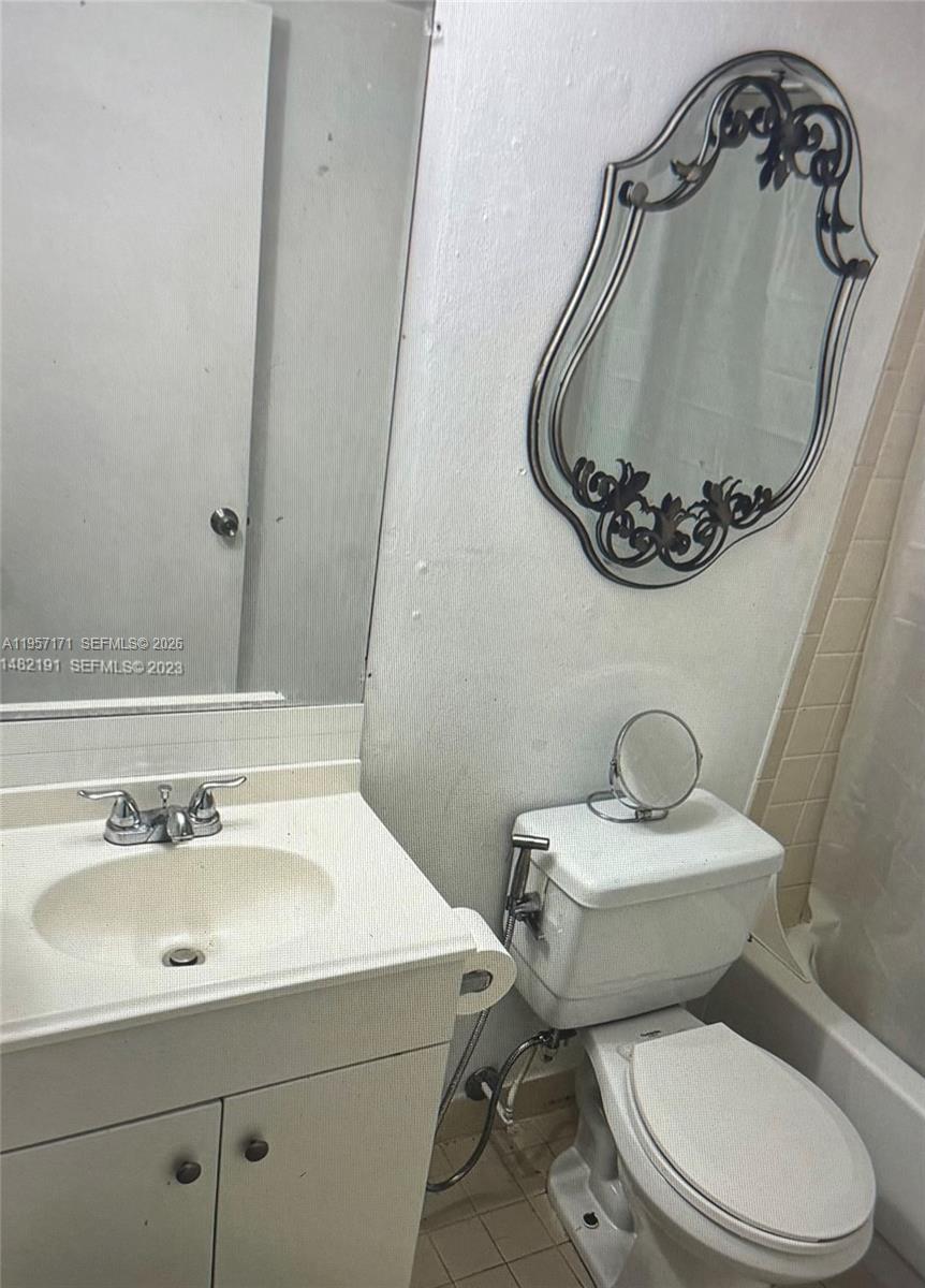 LAKE FOREST PARK CONDO VI - Residential