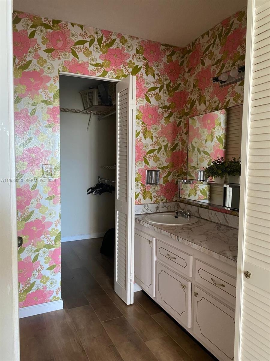 IMPERIAL TOWERS CONDO - Residential