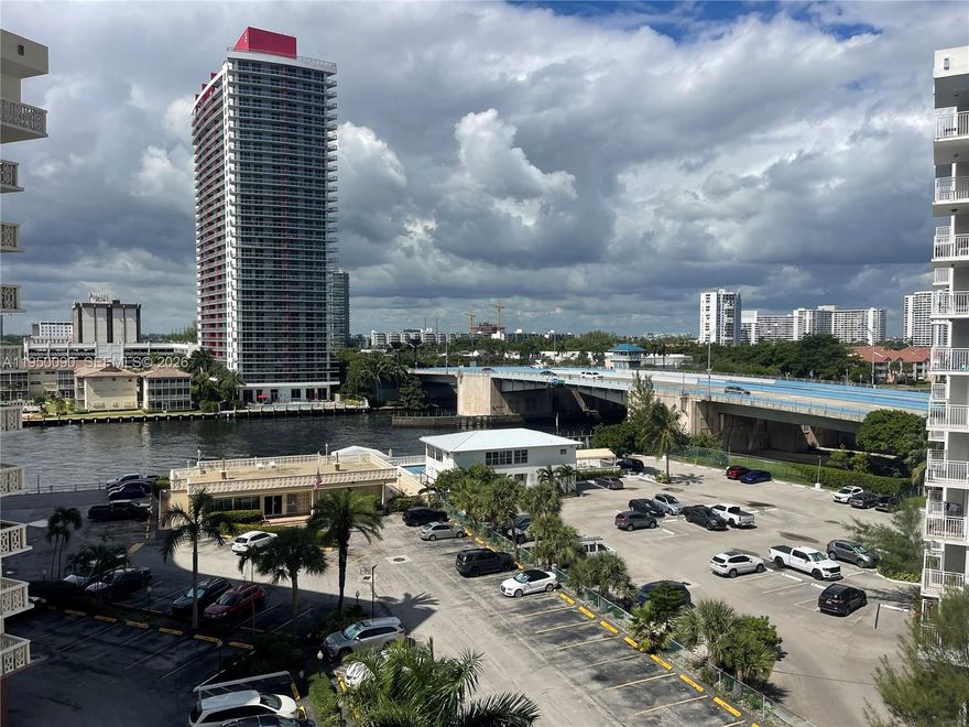 Super bright 1 bedroom, 1 bathroom unit just across from the ocean with stunning north-facing views. High-speed fiber internet, water, and covered parking are included. Enjoy plenty of natural light and a vibrant coastal lifestyle—perfect for full-time living or a vacation getaway.