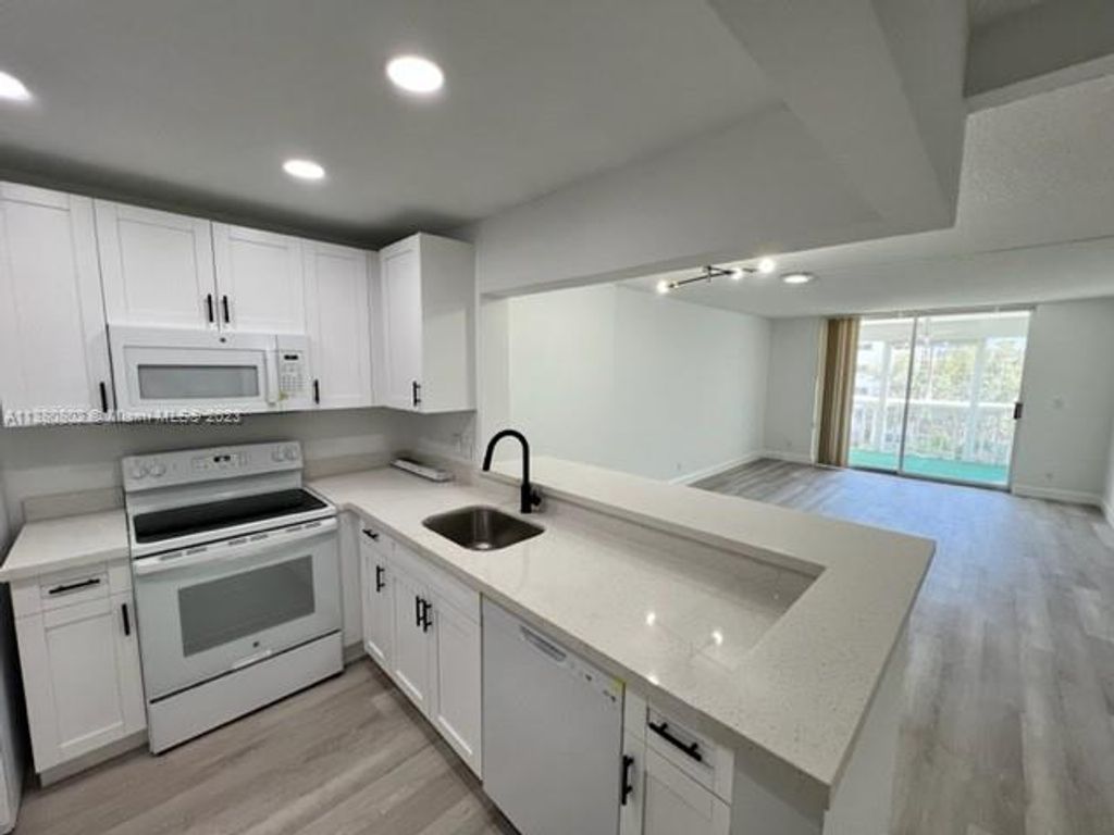 Photo of 1001 NE 14th Ave #406, Hallandale Beach, FL 33009 (MLS # A11380802)