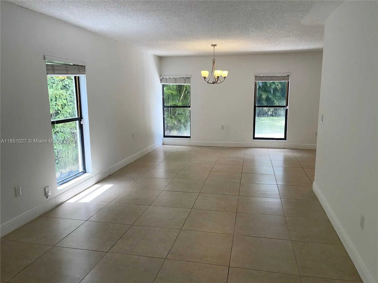 Coral Gables, Florida 33134, United States, 3 Bedrooms Bedrooms, ,3 BathroomsBathrooms,Residential,Pending,183262