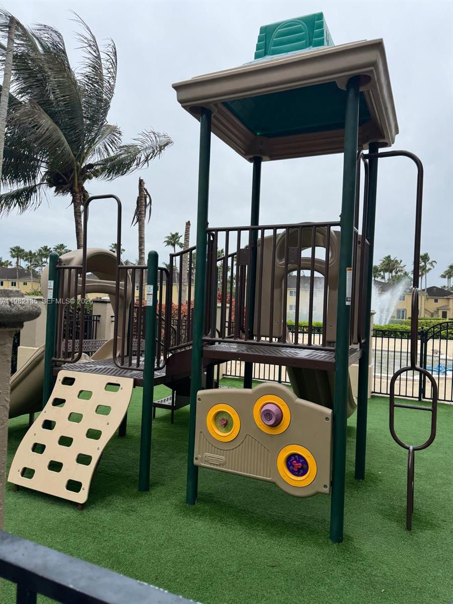 VILLAS AT CARMEL CONDO - Residential