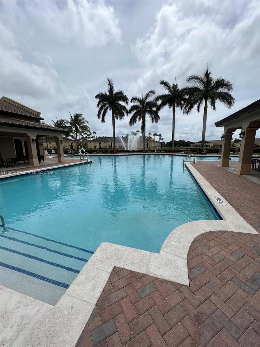 VILLAS AT CARMEL CONDO - Residential