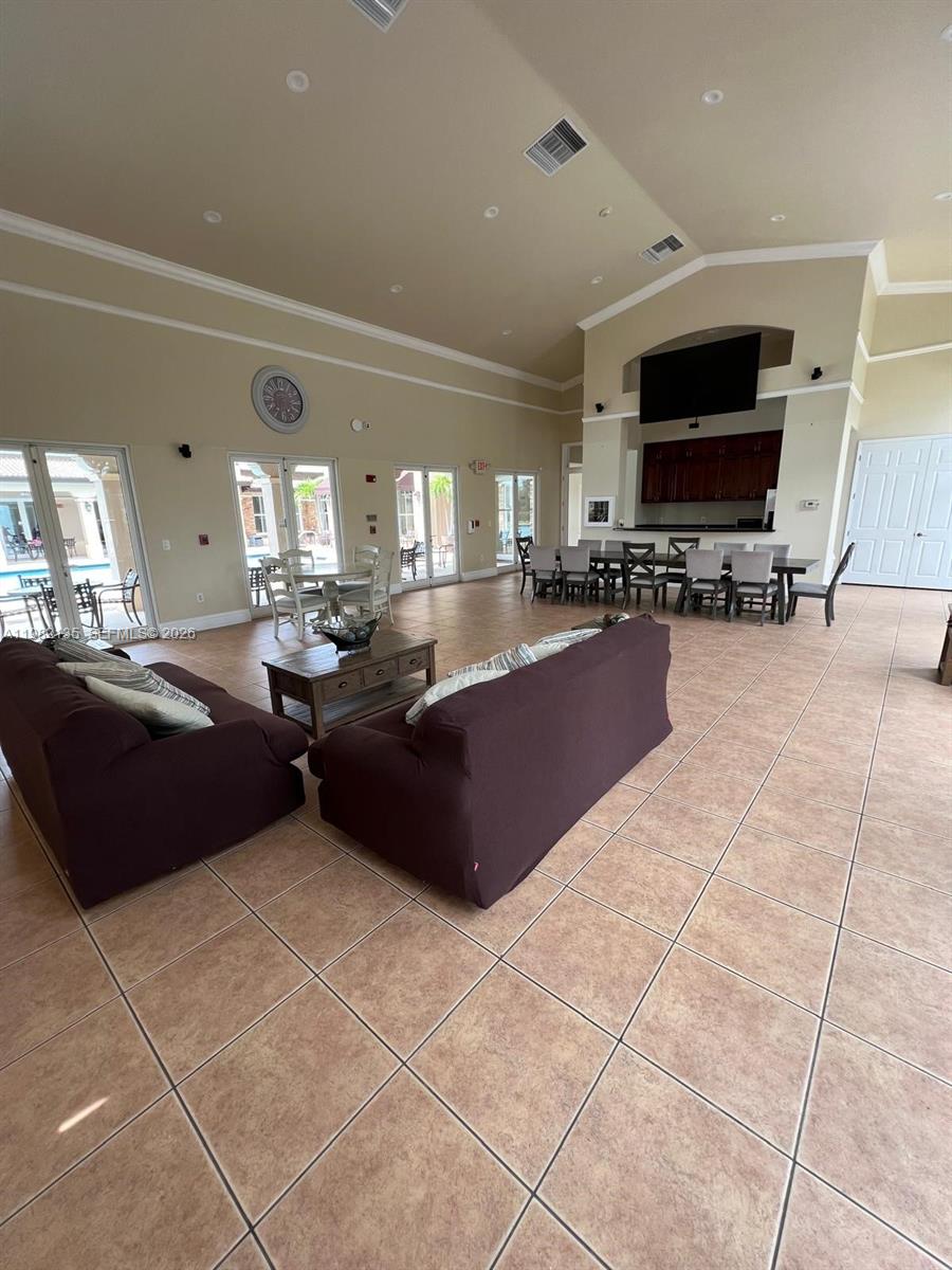 VILLAS AT CARMEL CONDO - Residential