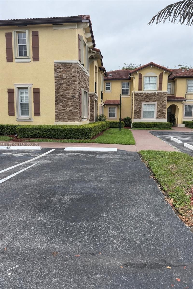 VILLAS AT CARMEL CONDO - Residential