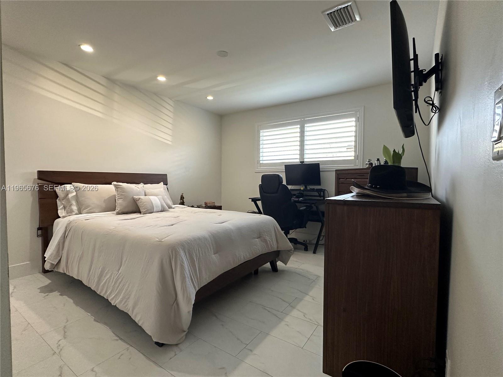 SHORES LINDGREN - Residential