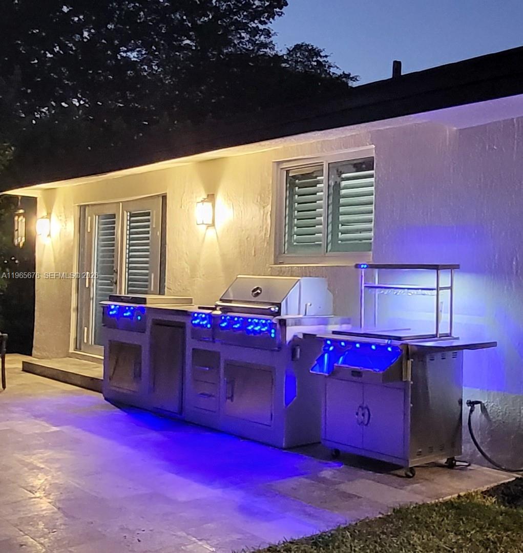 SHORES LINDGREN - Residential