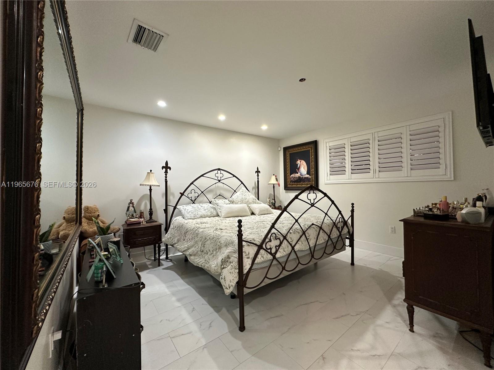 SHORES LINDGREN - Residential