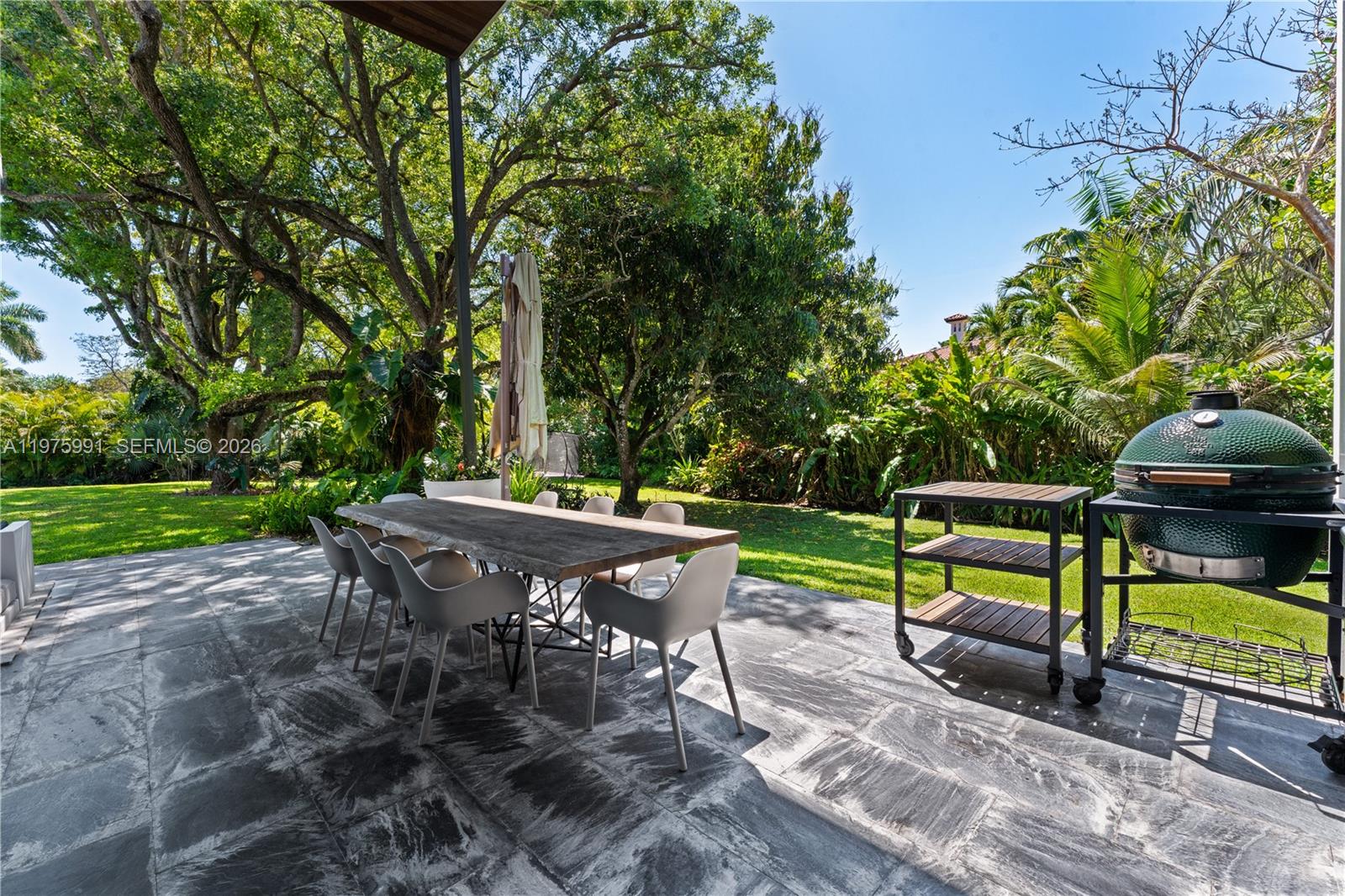 TOWN & RANCH ESTS - Residential