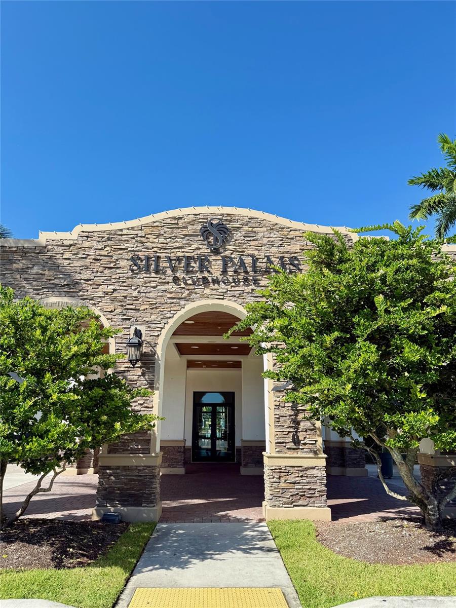 Luxury lifestyle in resort style community. This large townhouse unit offers large spaces, indoor W&D, huge master bath, and separate living-dining-family rooms. The kitchen is an impressive cherry oak color. The lake is visible from almost all areas of the first floor. Portion is completely paved. Clubhouse offers a child water theme park, and sauna room in the gym. Move in ready! Will not last.