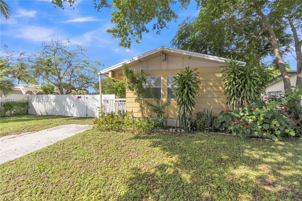 Photo of 2005 NW 11th Ave, Fort Lauderdale, FL 33311 (MLS # A12015056)