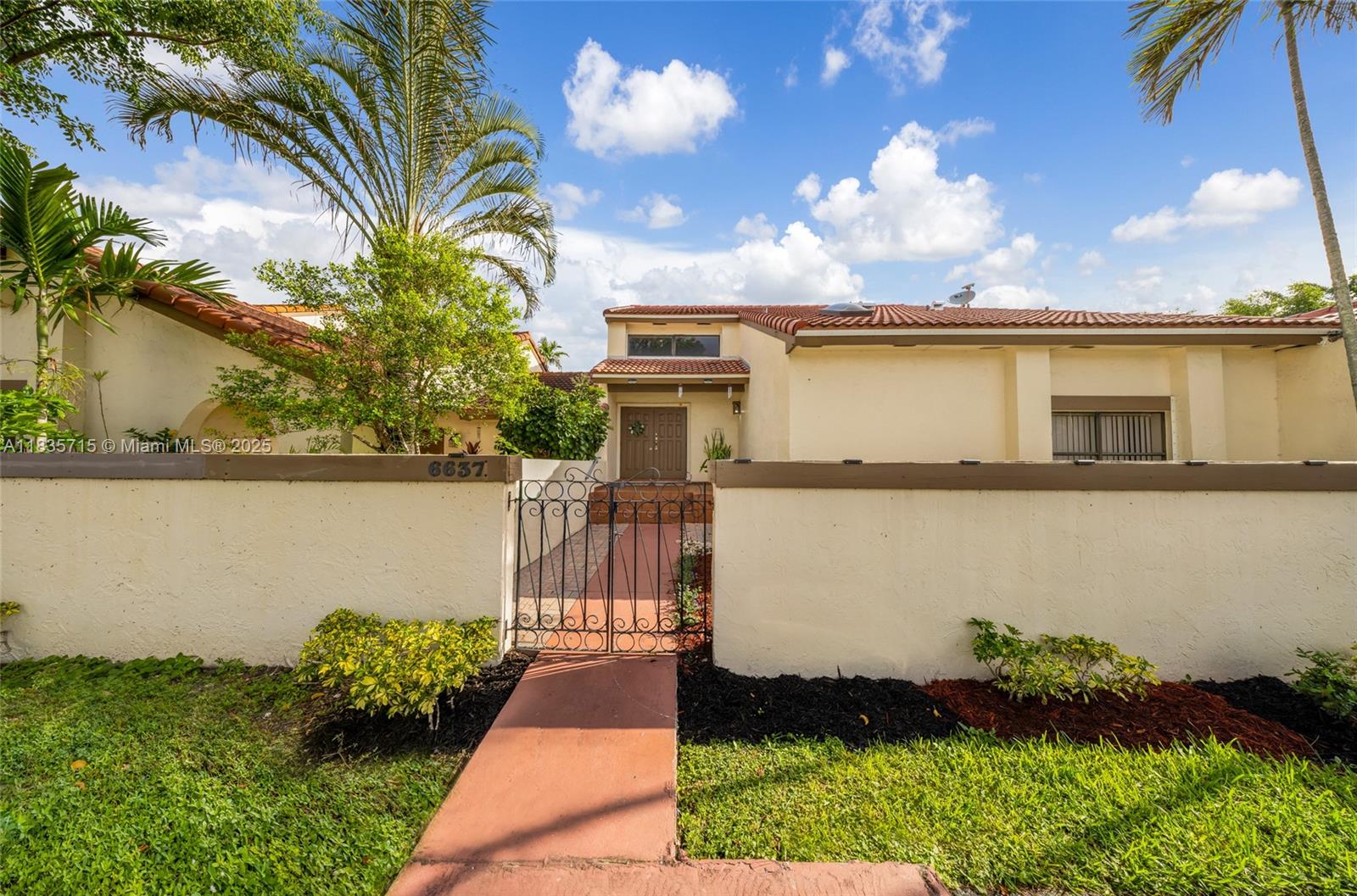 THE MOORS TOWNHOUSES - Residential