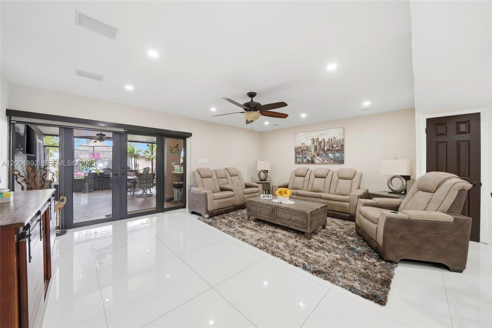 FLAMINGO LAKE - Residential
