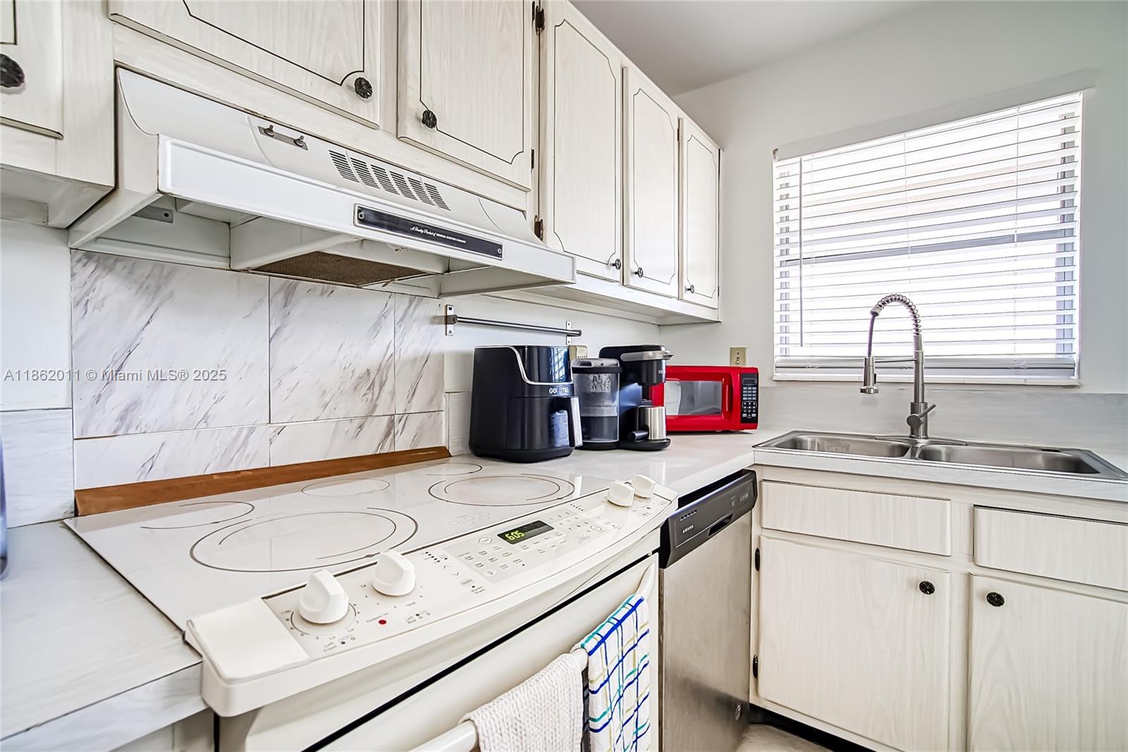 BEAUTIFUL SPACIOUS 2/2 CONDO FOR RENT. PRIME LOCATION IN THE HEART OF HALLANDALE BEACH: WALKING DISRANCE TO THE OCEAN, SHOPPING AND DINING.