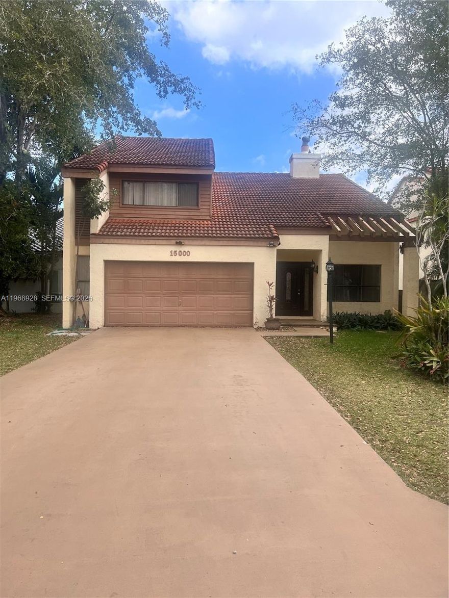 A perfect 3-bedroom, 3-bathroom house, located in the center of Hammocks, near the best schools in Kendall. A spacious home with a beautiful yard, on a corner lot.