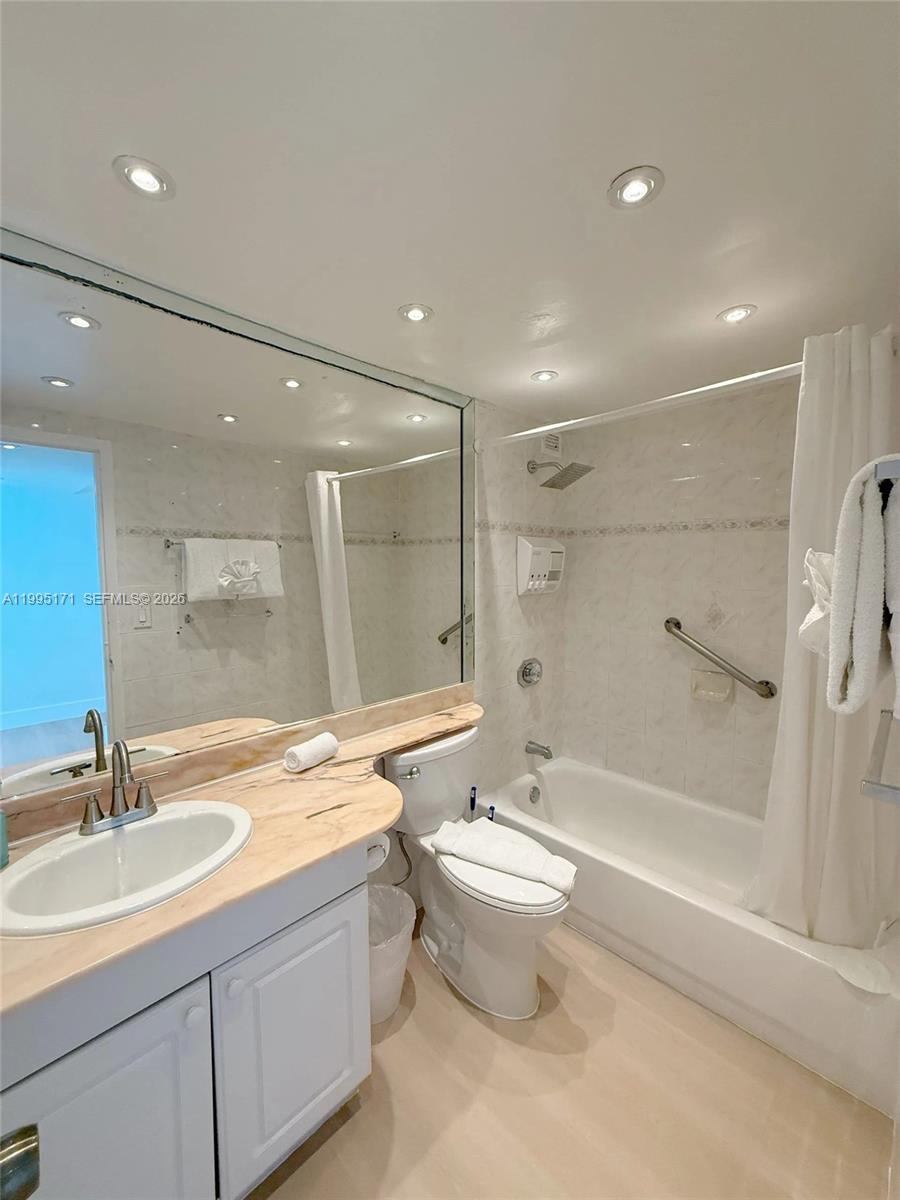 5445 Collins Ave 635