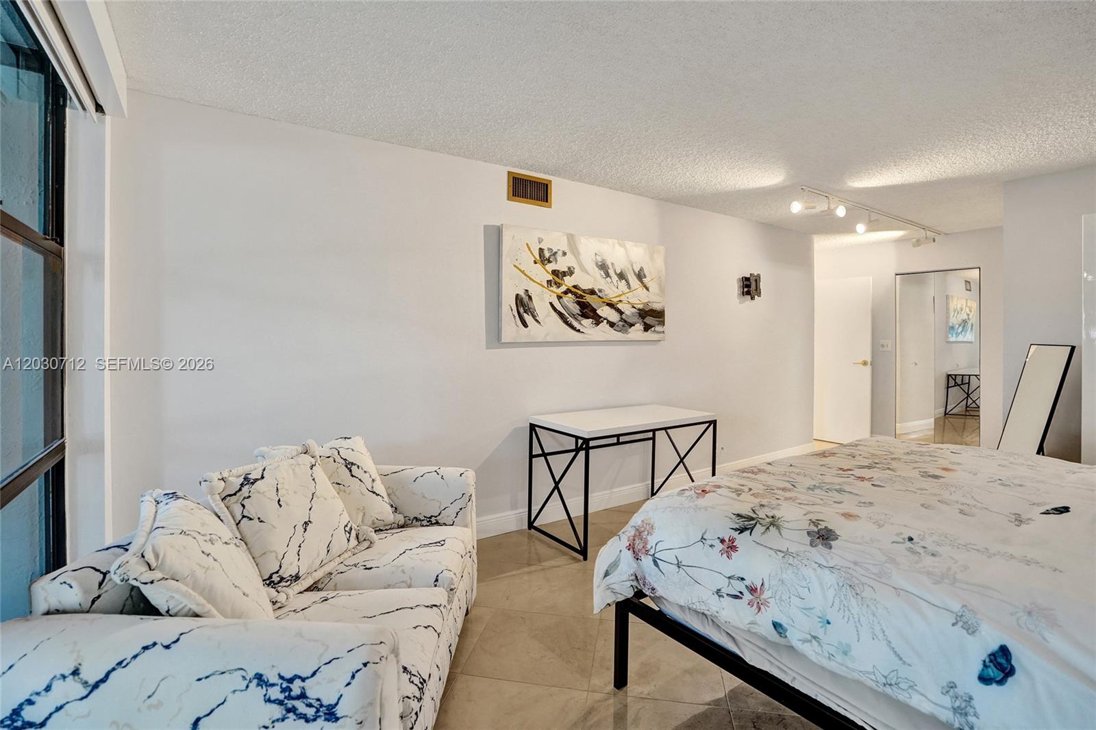 1000 Parkview Dr 104