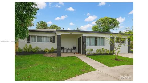 Photo of 800 SW 26th Ct, Fort Lauderdale, FL 33315 (MLS # A11847627)