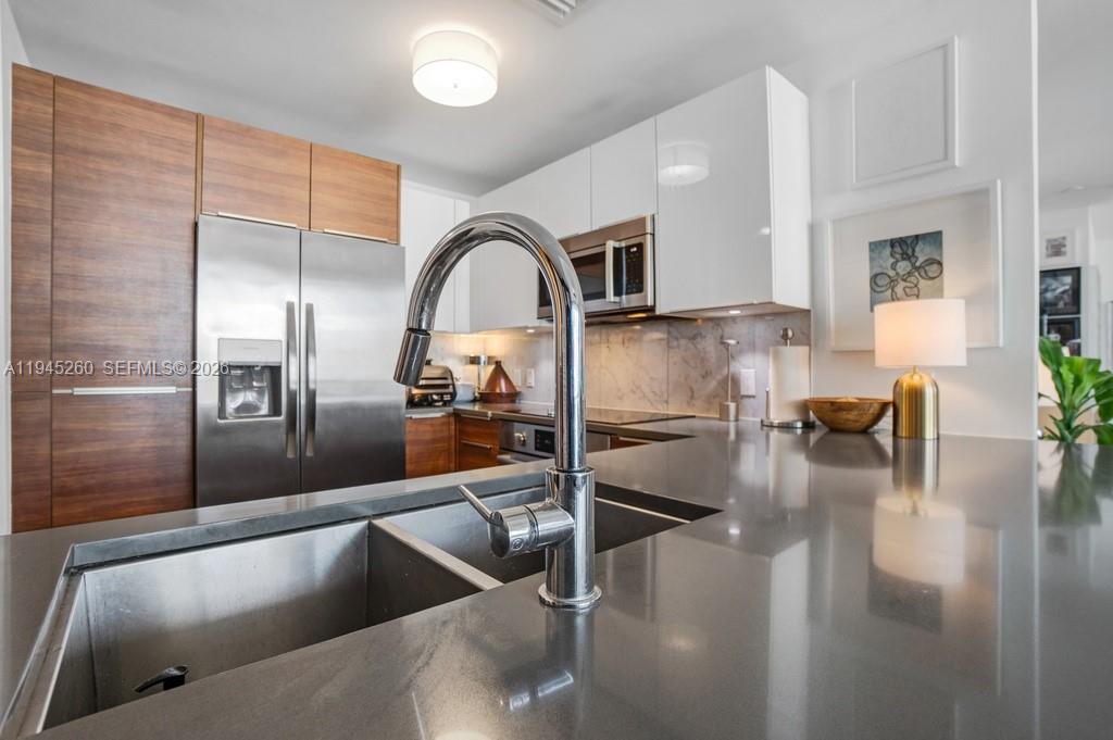 THE CRIMSON CONDO - Residential