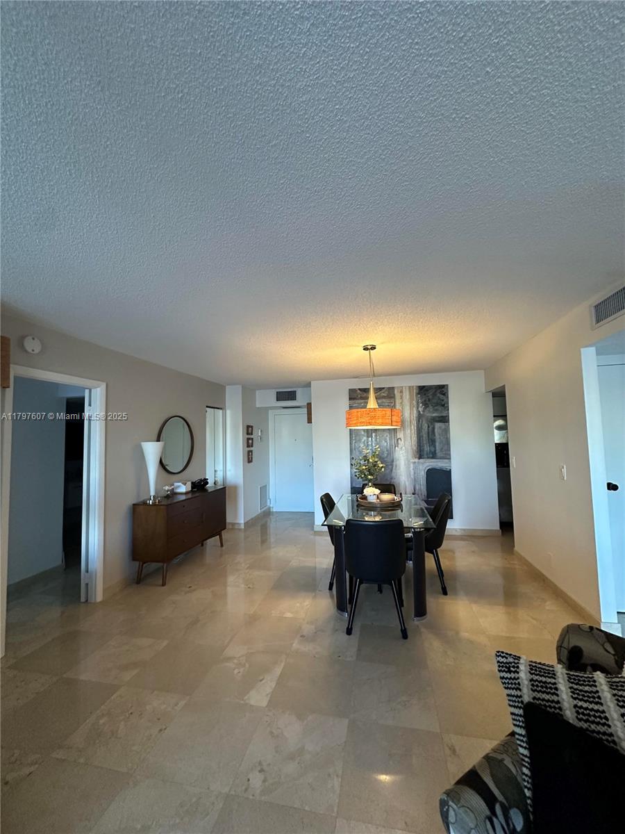 ALLINGTON TOWERS SOUTH - Residential Lease