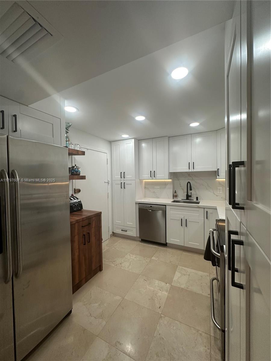 ALLINGTON TOWERS SOUTH - Residential Lease