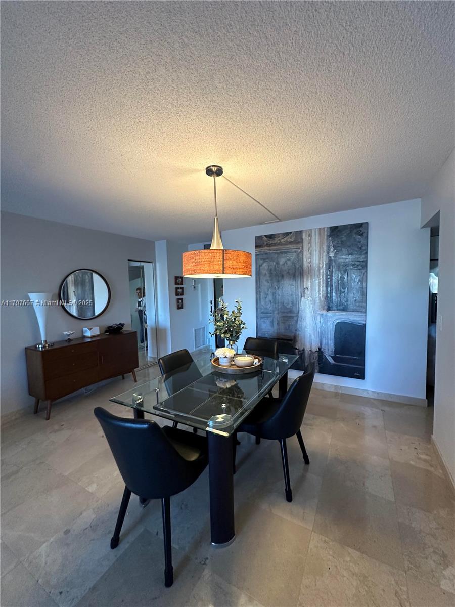 ALLINGTON TOWERS SOUTH - Residential Lease