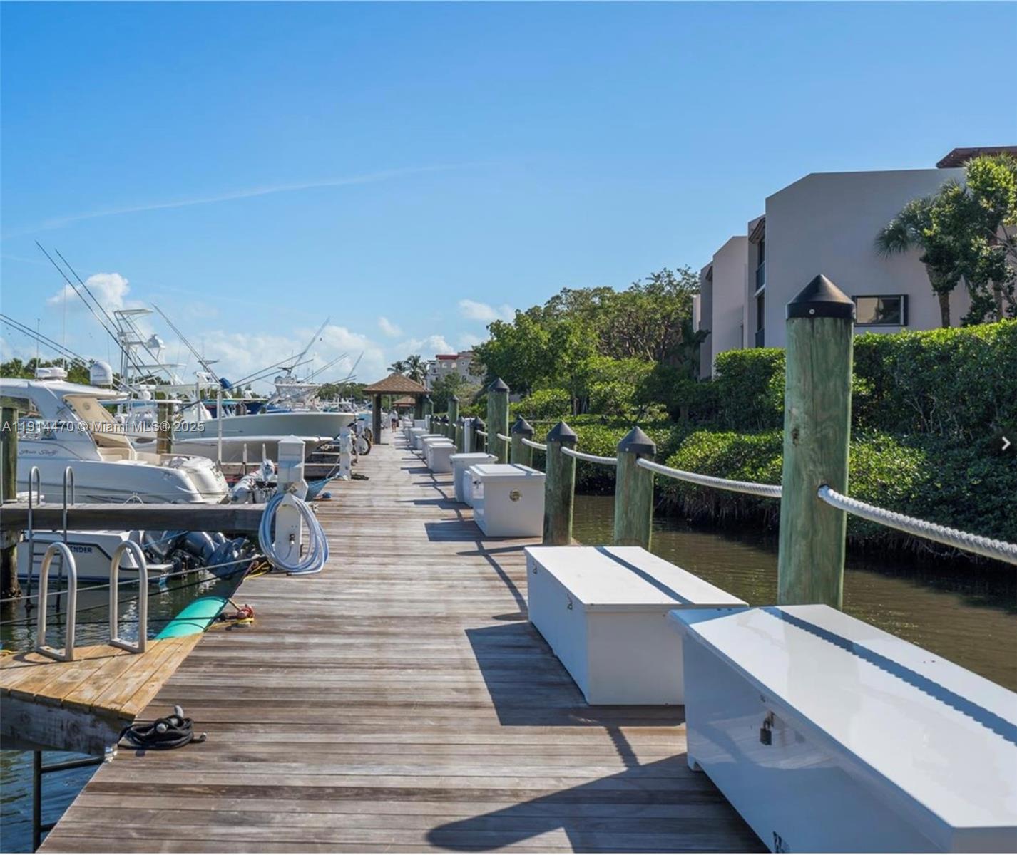 ROYAL HRB YACHT CL MARINA - Land