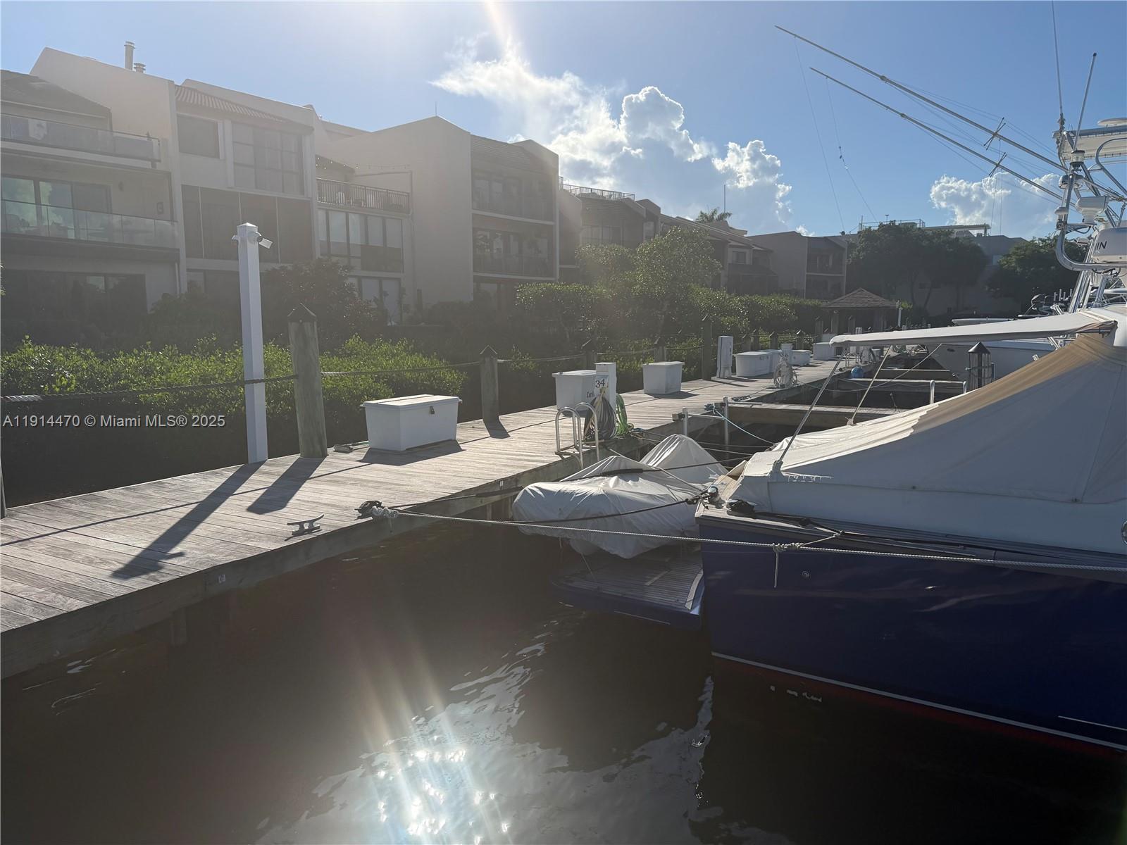 ROYAL HRB YACHT CL MARINA - Land