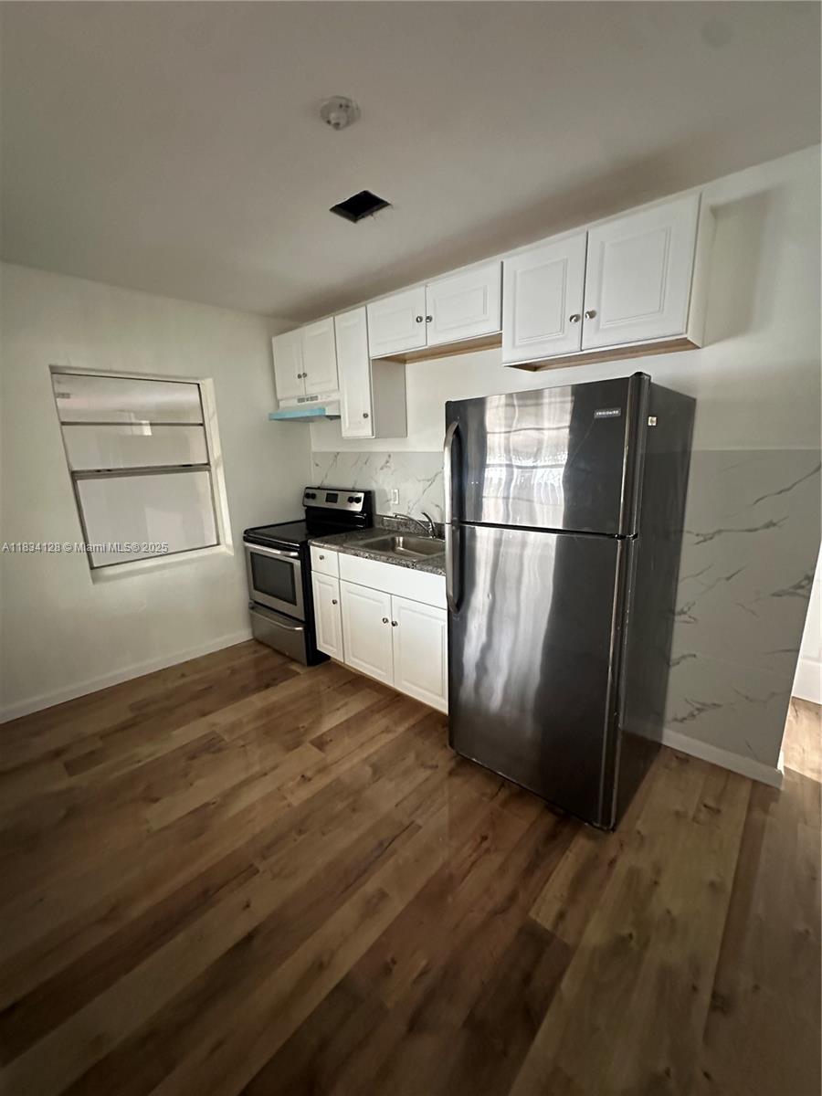 Welcome to your new home in the heart of Hialeah! This charming 1-bedroom, 1-bath unit offers comfort, convenience, and unbeatable location. Situated near shopping centers, public transportation, schools, and dining options, everything you need is just minutes away.
The unit features a bright living area, a spacious bedroom, and a functional layout that makes the most of every square foot. Ideal for singles or couples seeking a cozy place to call home.
Fast approval process!
Utilities are not included.
First month, last month, and security deposit required.
Don't miss your chance to live in this centrally located gem—schedule your showing today!