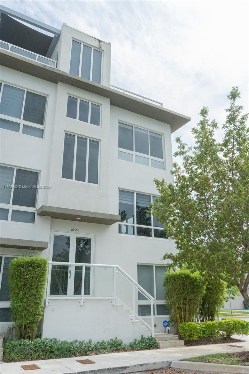 Rental Property at 10360 Nw 64th St, Doral, Miami-Dade County, Florida - Bedrooms: 4 
Bathrooms: 4.5  - $5,800 MO.
