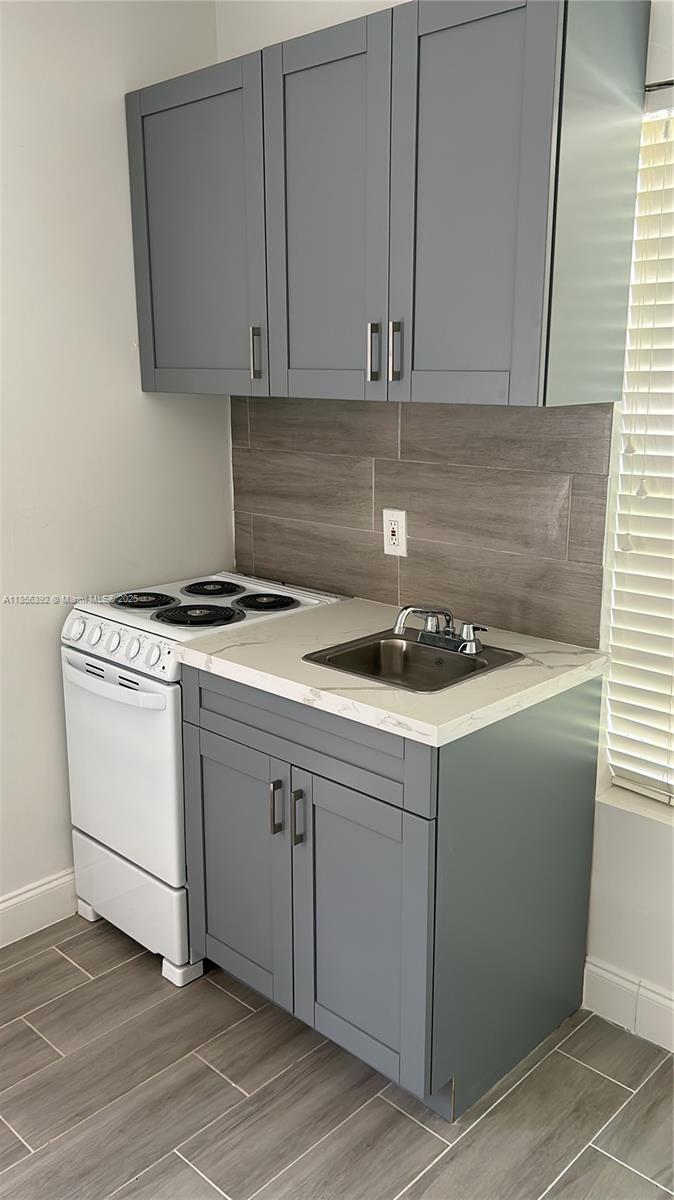 Completely independent apartment/efficiency. Large bedroom. Private bathroom. The unit has a kitchen and refrigerator. Ample parking. Very close to I-95 and public transportation.