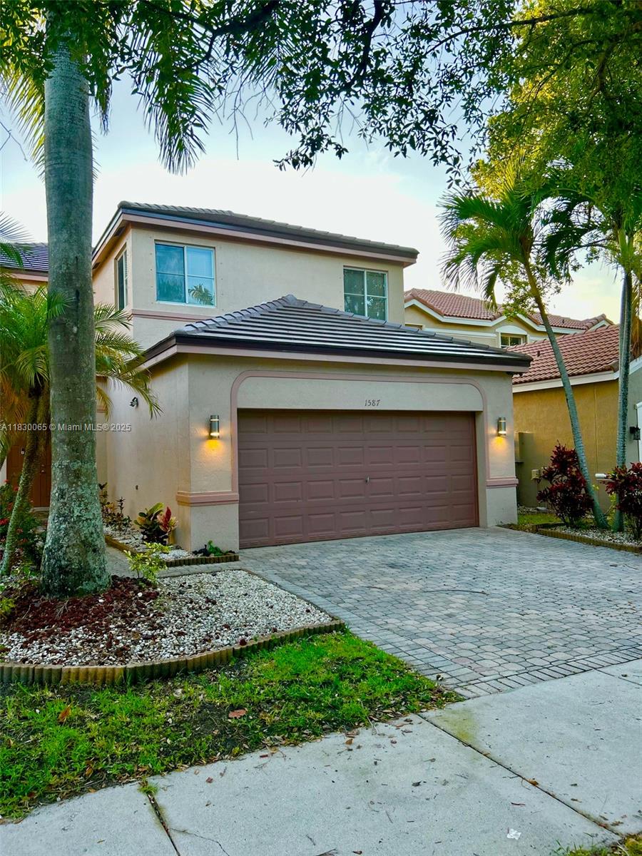 1587 Winterberry Ln