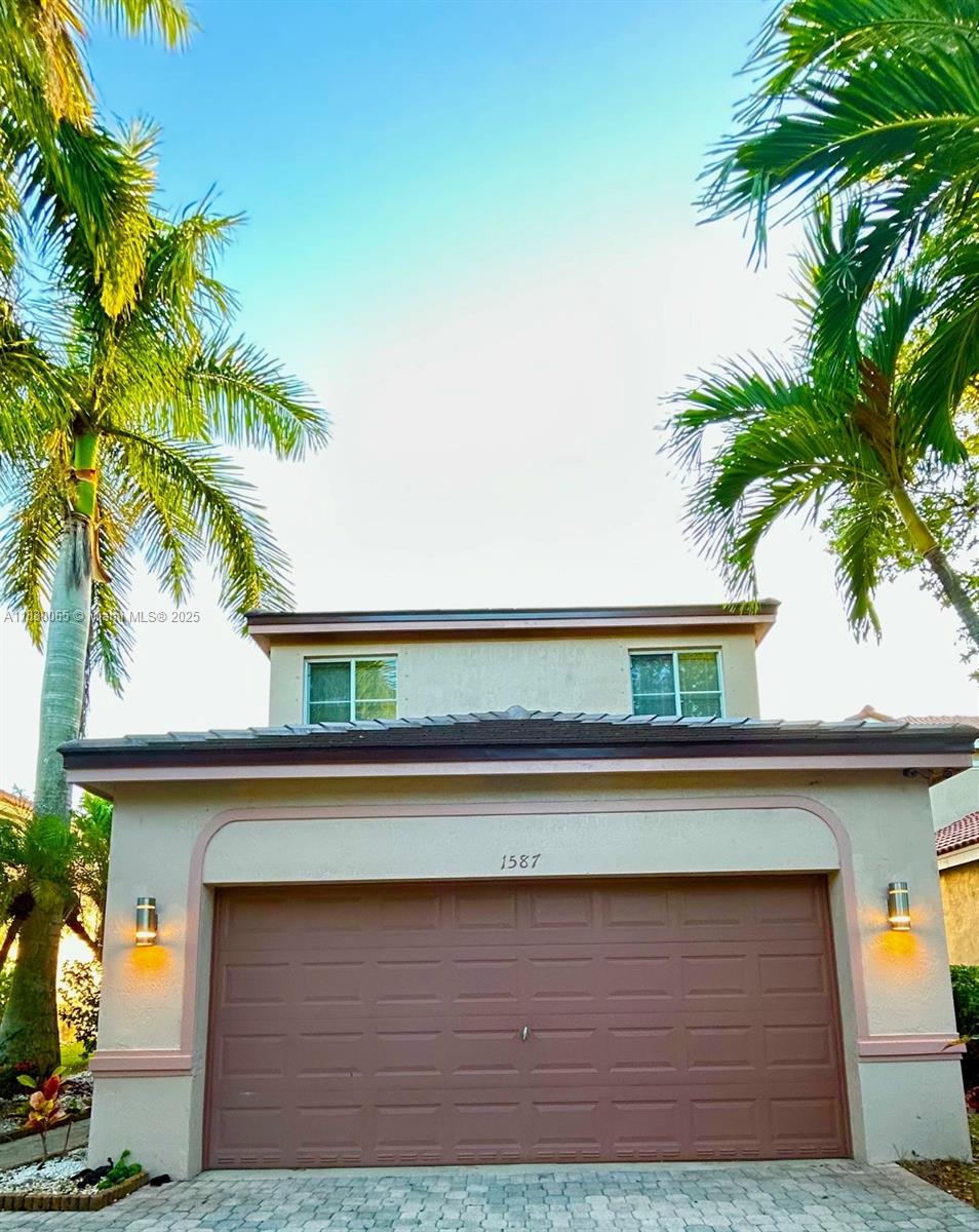 Prime location. NEW ROOF 2025 1 year warranty. Plenty of space necessary to build your dream pool. Move-in ready with the opportunity to modernize to your liking, increasing the value of your property. Unobstructed views of the Everglades no rear neighbors and no risk of future construction. SELLERS ARE OFFERING CLOSING COST INCENTIVES AND OPEN TO NEGOTIATIONS. Financing made easier with our preferred lender offering multiple loan options if you need it. Located in the exclusive resort-style community of Savanna, with a clubhouse, restaurant with delivery, Olympic-size pool, kids’ waterpark with slides, pickleball, soccer, basketball courts, and more.
OPEN HOUSE SATURDAY JUNE 28 FROM 11:OO AM TO 2:00 PM & SUNDAY 29 FROM 1:00 PM TO 4;00 PM. BRING YOUR BUYERS TO SEE THEIR FUTURE HOME.