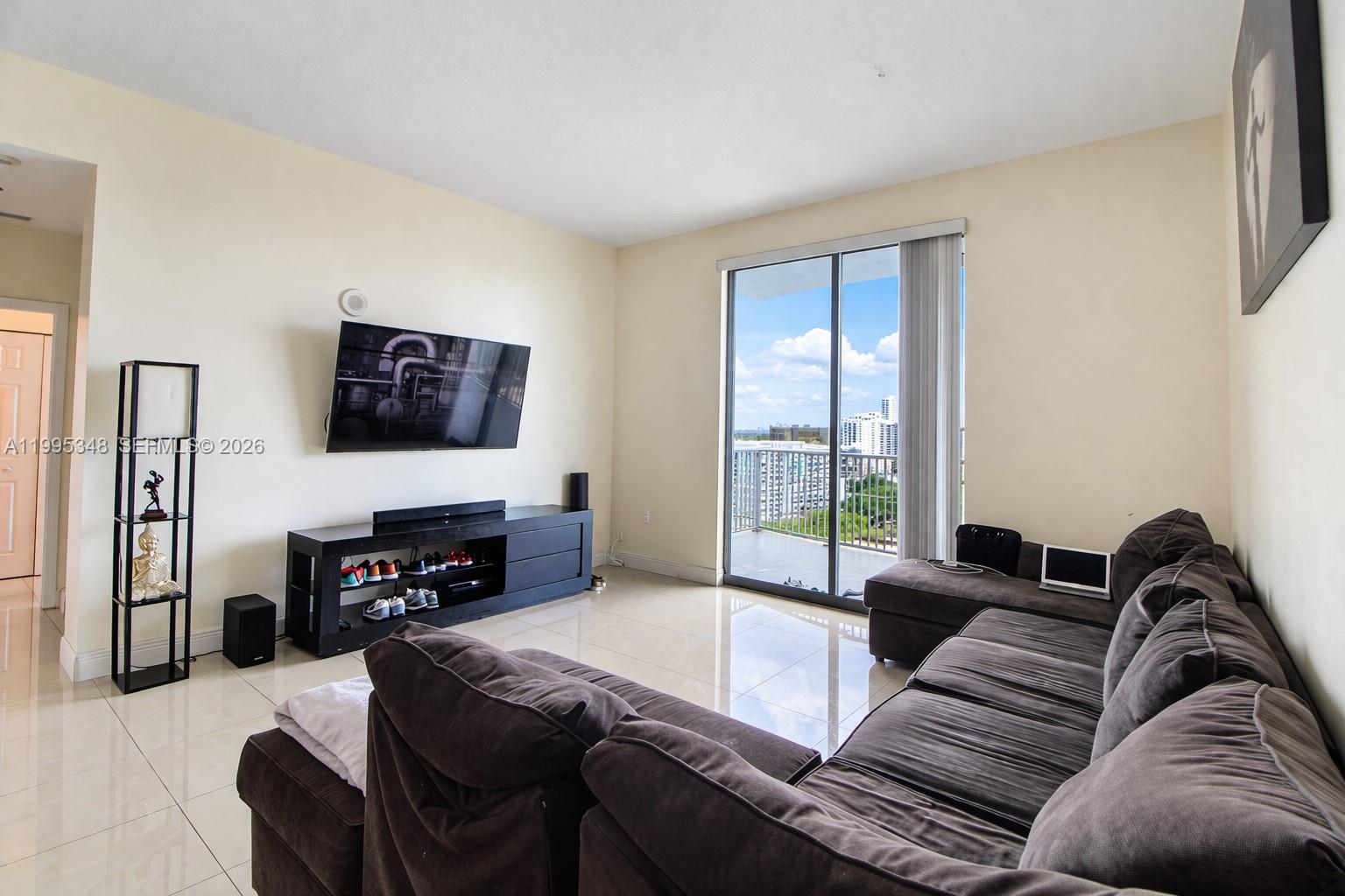 HOLLYWOOD STATION RES CON - Residential