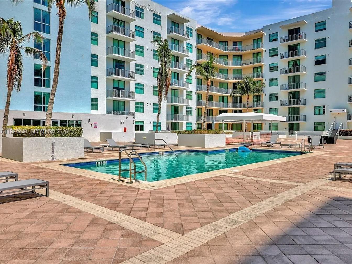 HOLLYWOOD STATION RES CON - Residential