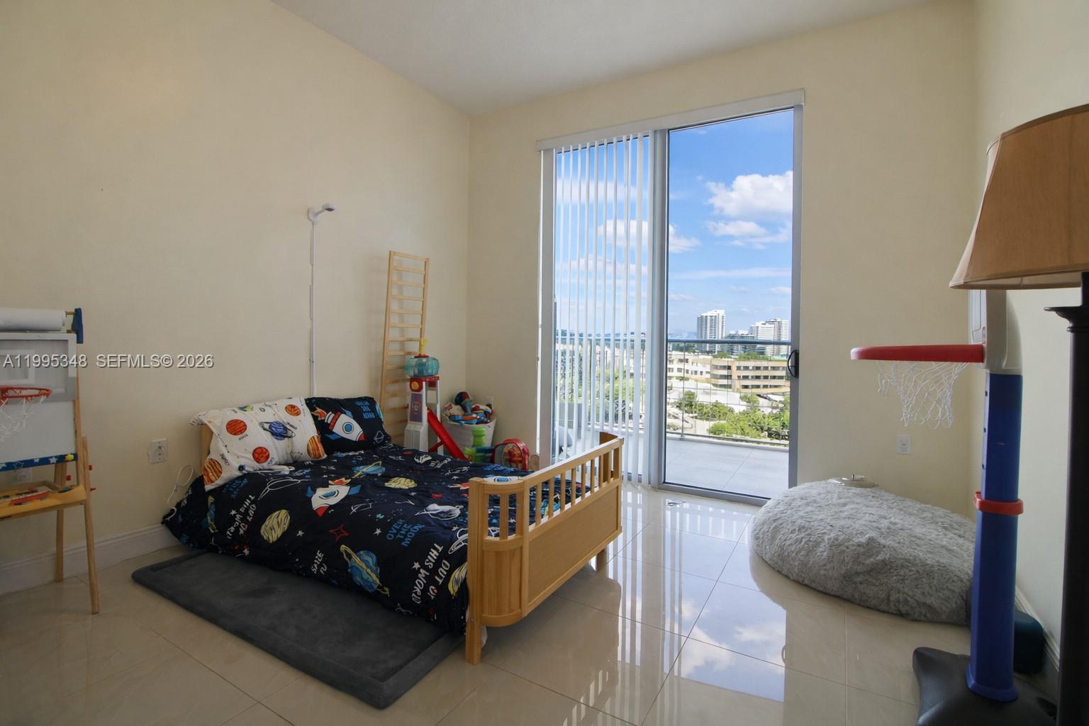 HOLLYWOOD STATION RES CON - Residential