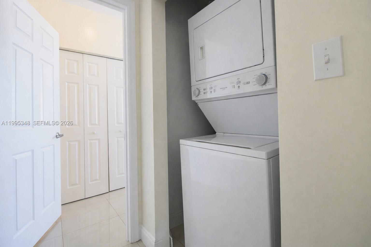 HOLLYWOOD STATION RES CON - Residential