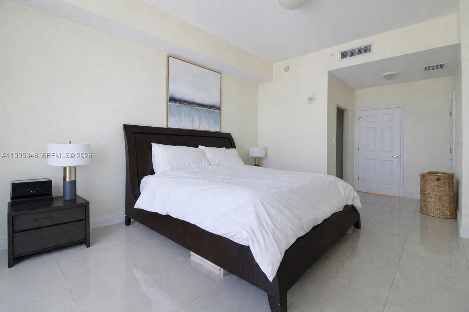 HOLLYWOOD STATION RES CON - Residential