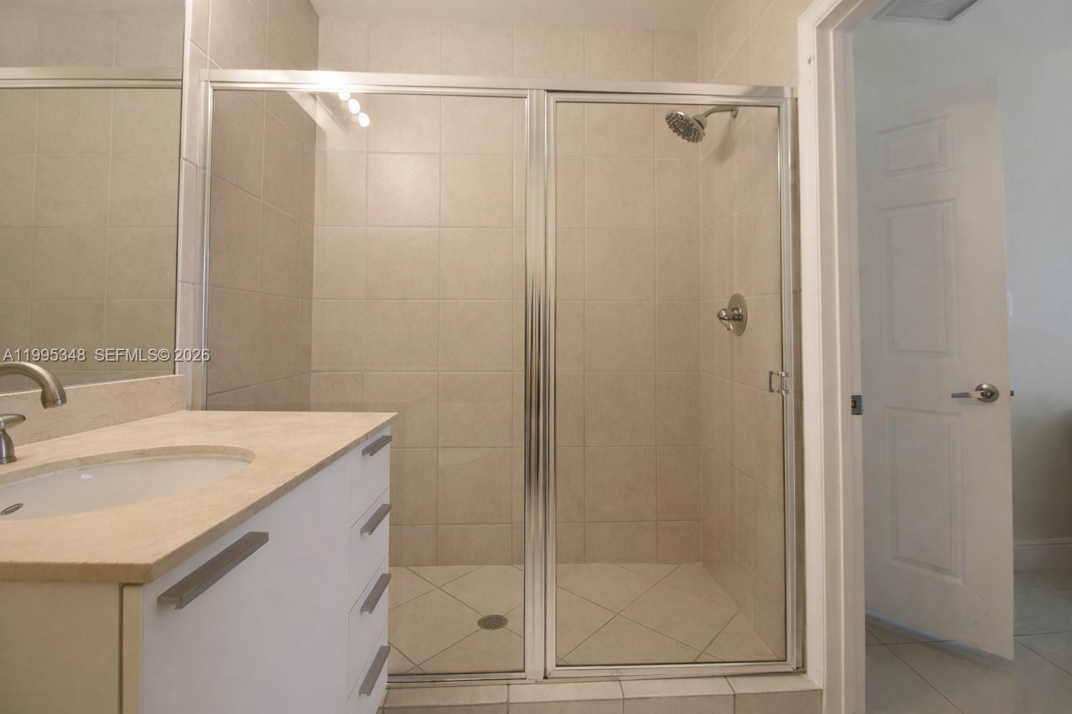 HOLLYWOOD STATION RES CON - Residential