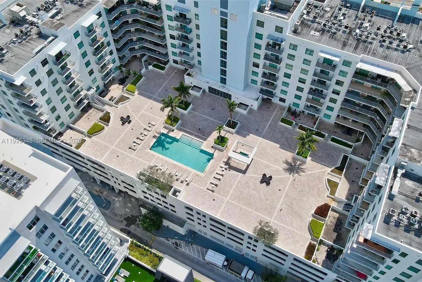 HOLLYWOOD STATION RES CON - Residential