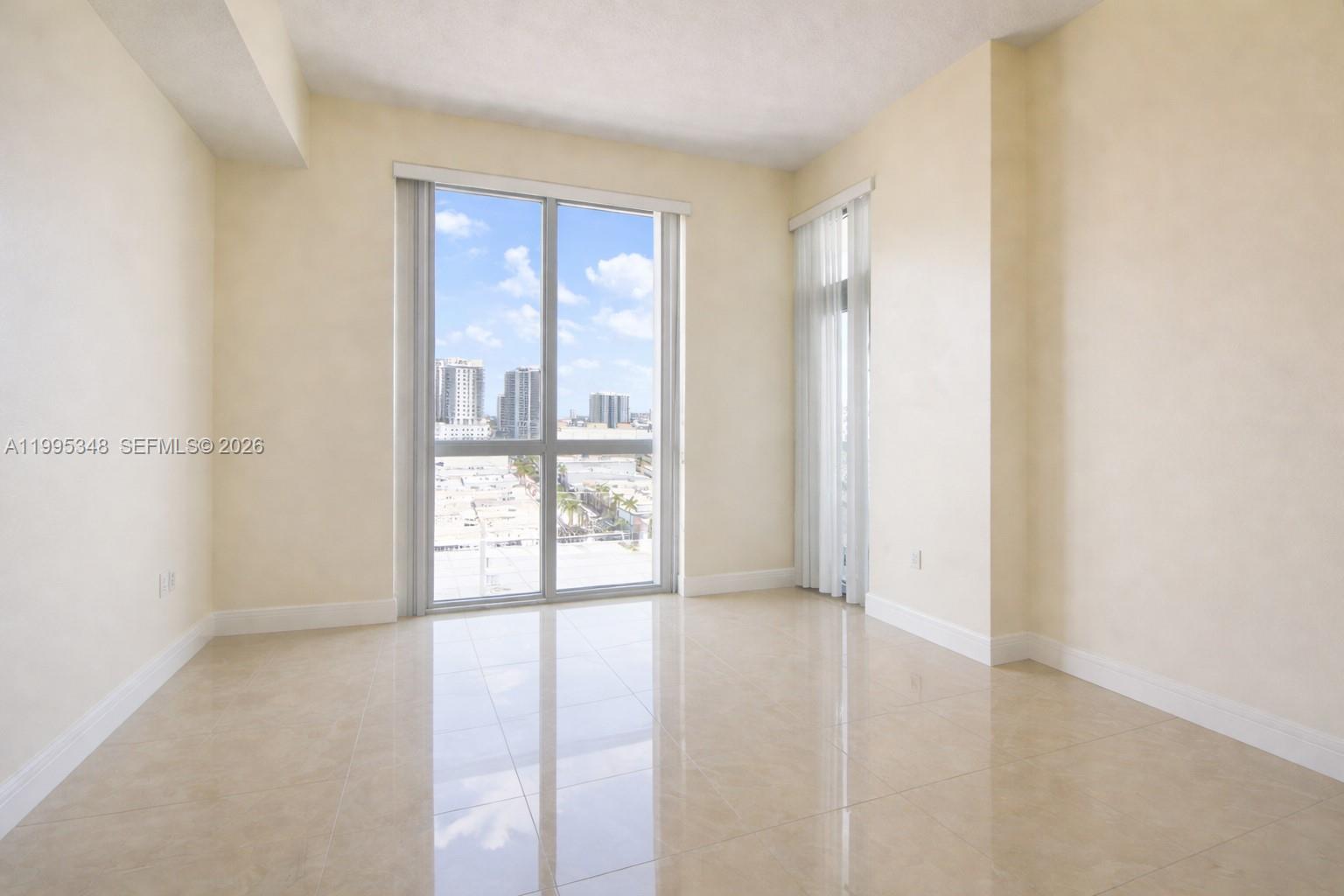 HOLLYWOOD STATION RES CON - Residential