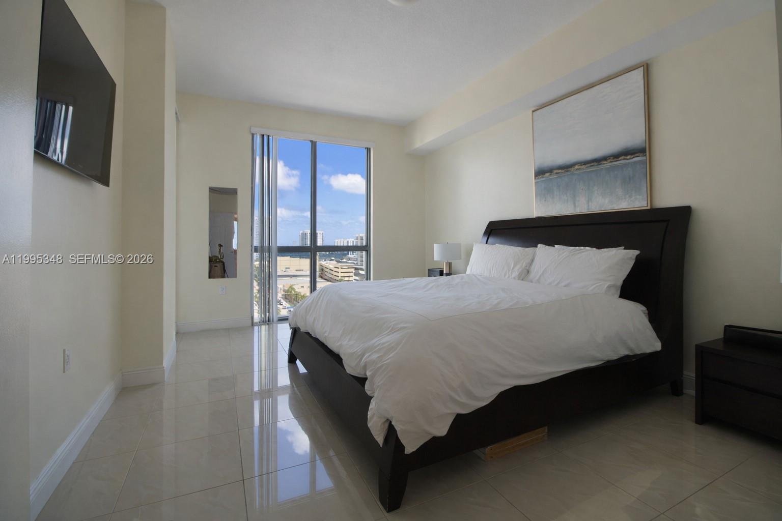 HOLLYWOOD STATION RES CON - Residential