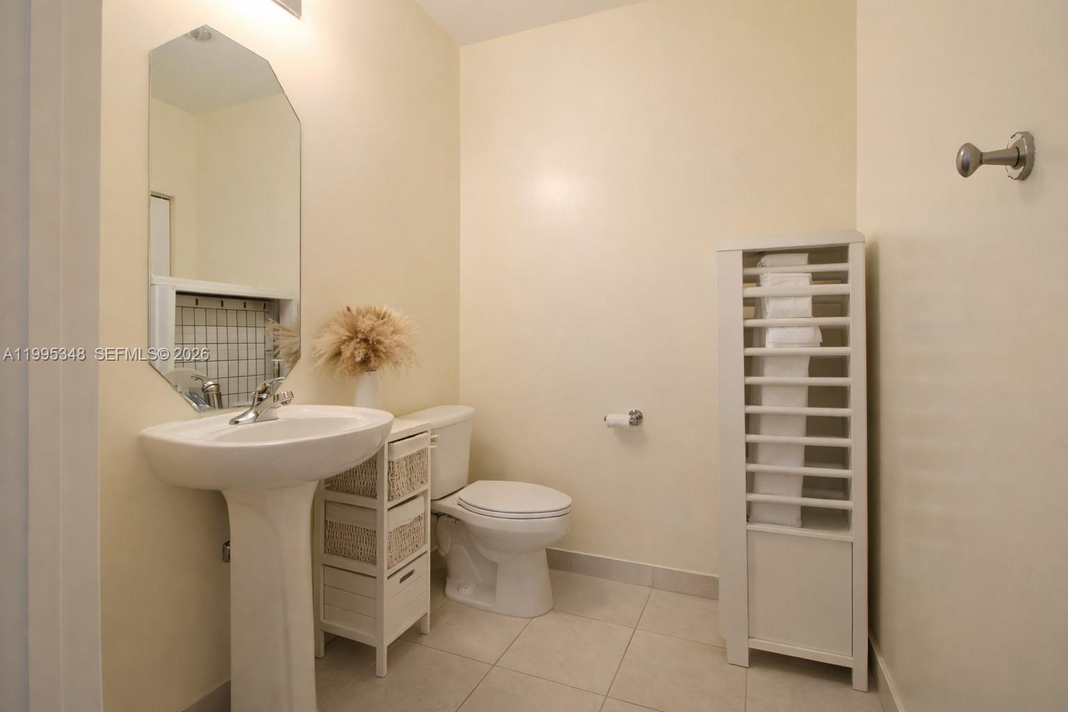 HOLLYWOOD STATION RES CON - Residential