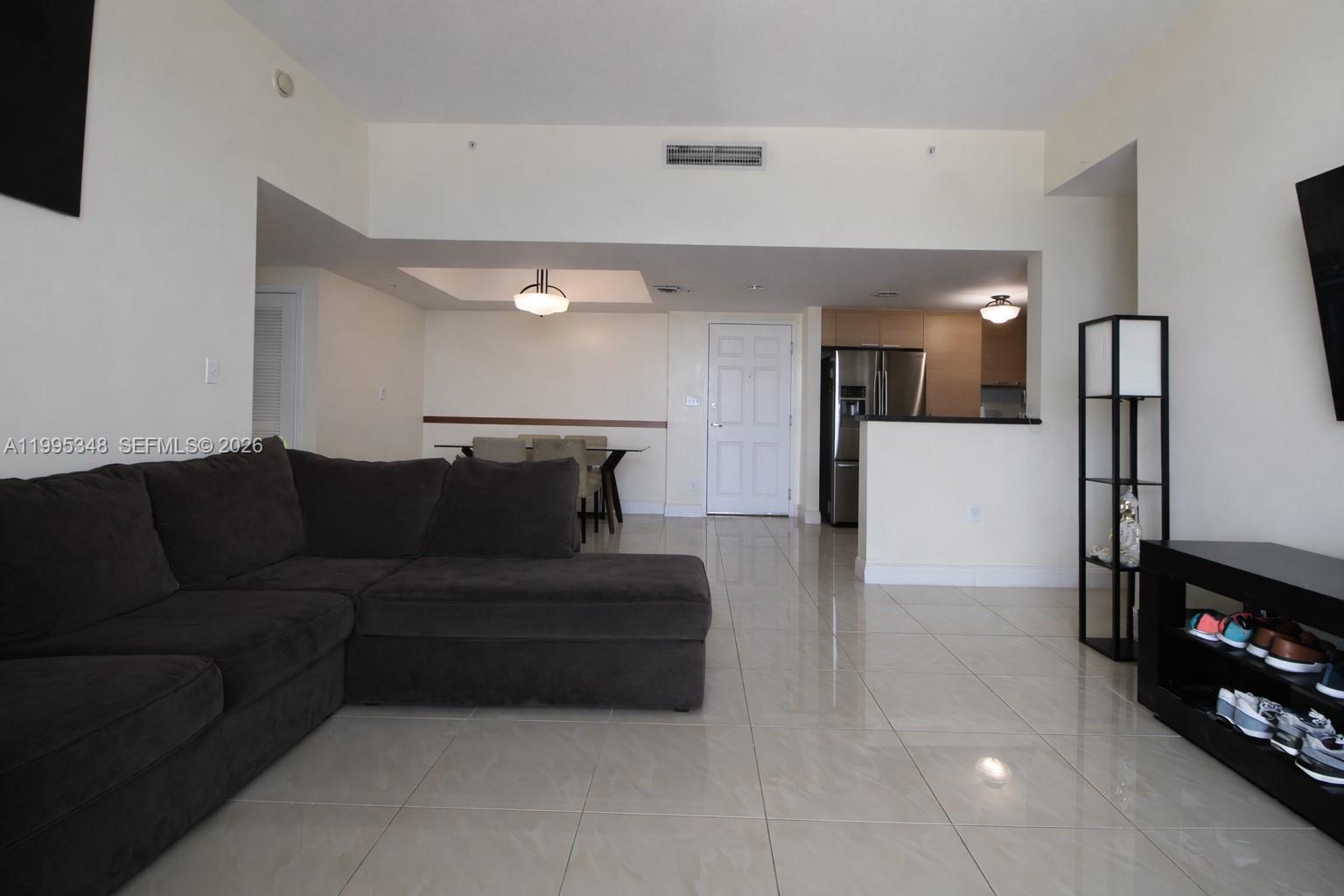 HOLLYWOOD STATION RES CON - Residential