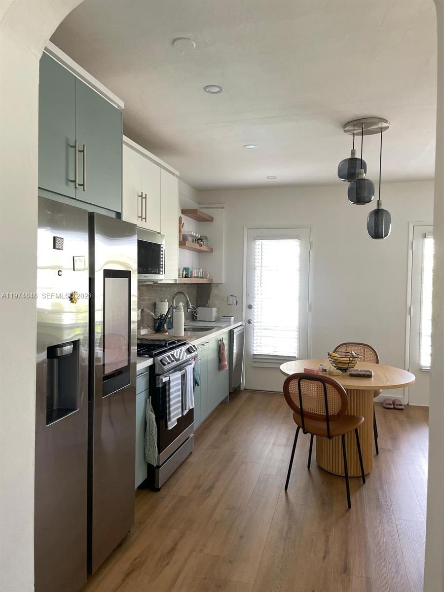 8600 Byron Ave 8600-9